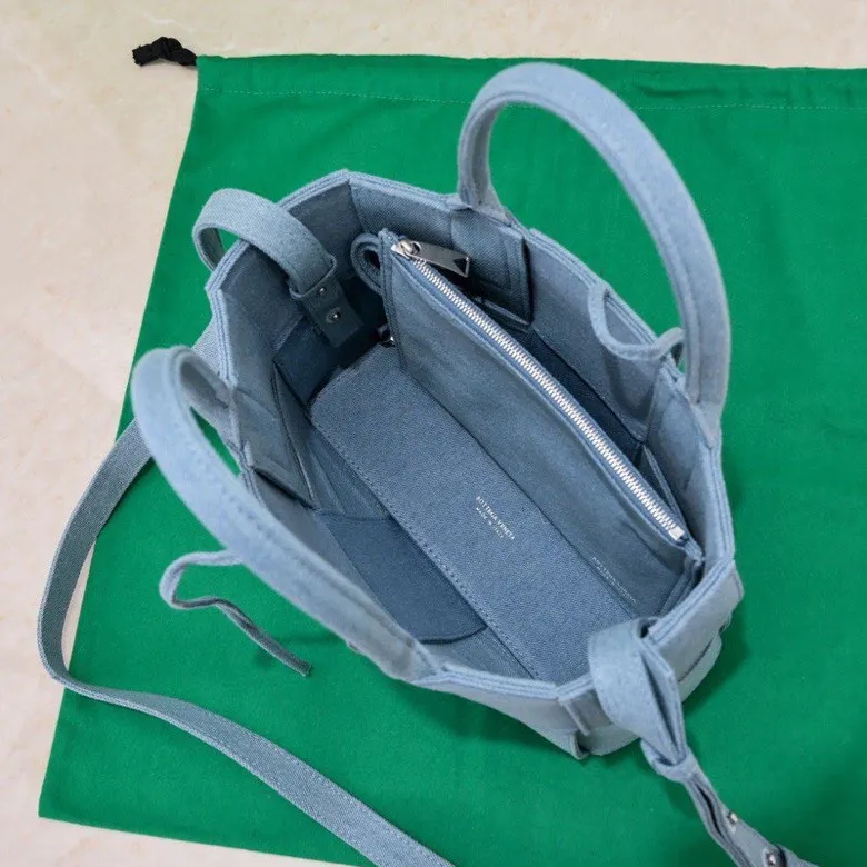 Batch 1460 BV denim tote shopping bag mini. The light-colored denim denim is so beautiful. It will definitely be a favorite among denim lovers. It is simple, really special, casual and chill. If you don’t buy a denim bag this year, you won’t dare to say that you know fashion! 25×16×8cm, model: 9894#